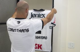Alessandro olhando a camisa com novo patrocinador nos vestiários antes da partida entre Corinthians x São Paulo, realizada esta tarde no estádio do Pacaembu, pela 7ª rodada do Campeonato Paulista de 2012