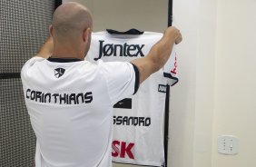 Alessandro olhando a camisa com novo patrocinador nos vestirios antes da partida entre Corinthians x So Paulo, realizada esta tarde no estdio do Pacaembu, pela 7 rodada do Campeonato Paulista de 2012