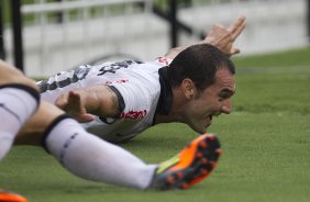 Danilo comemroa seu gol durante a partida entre Corinthians x So Paulo, realizada esta tarde no estdio do Pacaembu, pela 7 rodada do Campeonato Paulista de 2012