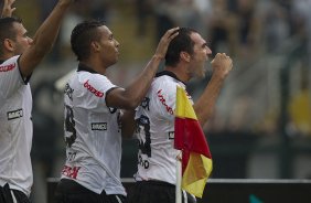 Danilo(d) comemora gol com Leandro Castn e Elton durante a partida entre Corinthians x So Paulo, realizada esta tarde no estdio do Pacaembu, pela 7 rodada do Campeonato Paulista de 2012
