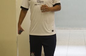 Douglas nos vestirios antes da partida entre Corinthians x So Paulo, realizada esta tarde no estdio do Pacaembu, pela 7 rodada do Campeonato Paulista de 2012