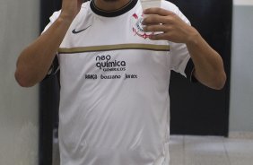 Douglas nos vestirios antes da partida entre Corinthians x So Paulo, realizada esta tarde no estdio do Pacaembu, pela 7 rodada do Campeonato Paulista de 2012