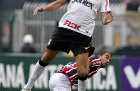 Fabio Santos e Lucas durante a partida entre Corinthians x So Paulo, realizada esta tarde no estdio do Pacaembu, pela 7 rodada do Campeonato Paulista de 2012