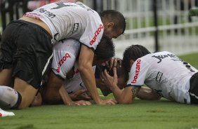 Jogadores comemoram gol de Danilo durante a partida entre Corinthians x So Paulo, realizada esta tarde no estdio do Pacaembu, pela 7 rodada do Campeonato Paulista de 2012