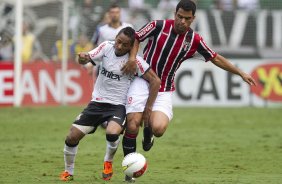 Jorge Henrique e Maicon durante a partida entre Corinthians x So Paulo, realizada esta tarde no estdio do Pacaembu, pela 7 rodada do Campeonato Paulista de 2012