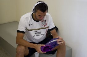 Leandro Castn nos vestirios antes da partida entre Corinthians x So Paulo, realizada esta tarde no estdio do Pacaembu, pela 7 rodada do Campeonato Paulista de 2012