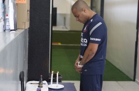 O fisioterapeuta Caio Mello nos vestirios antes da partida entre Corinthians x So Paulo, realizada esta tarde no estdio do Pacaembu, pela 7 rodada do Campeonato Paulista de 2012