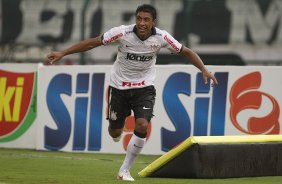Paulinho comemora gol de Danilo durante a partida entre Corinthians x So Paulo, realizada esta tarde no estdio do Pacaembu, pela 7 rodada do Campeonato Paulista de 2012
