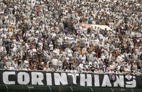 Torcida do Corinthians durante a partida entre Corinthians x So Paulo, realizada esta tarde no estdio do Pacaembu, pela 7 rodada do Campeonato Paulista de 2012