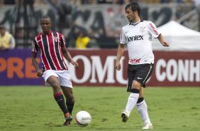 Wellington e Douglas durante a partida entre Corinthians x So Paulo, realizada esta tarde no estdio do Pacaembu, pela 7 rodada do Campeonato Paulista de 2012