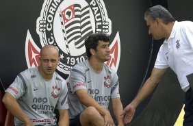 Alessandro; Douglas e Tite durante o treino desta manh no CT Joaquim Grava, no Parque Ecolgico do Tiete. O prximo jogo da equipe ser quarta-feira, dia 29/02, contra a Catanduvense, no estdio do Pacaembu, pela 11 rodada do Campeonato Paulista 2012