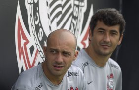 Alessandro e Douglas durante o treino desta manh no CT Joaquim Grava, no Parque Ecolgico do Tiete. O prximo jogo da equipe ser quarta-feira, dia 29/02, contra a Catanduvense, no estdio do Pacaembu, pela 11 rodada do Campeonato Paulista 2012
