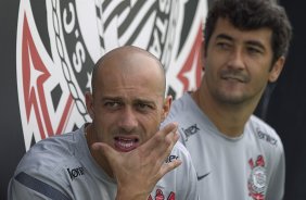 Alessandro e Douglas durante o treino desta manh no CT Joaquim Grava, no Parque Ecolgico do Tiete. O prximo jogo da equipe ser quarta-feira, dia 29/02, contra a Catanduvense, no estdio do Pacaembu, pela 11 rodada do Campeonato Paulista 2012