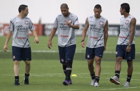 Chico, Adriano, Ralf e Paulinho durante o treino desta manh no CT Joaquim Grava, no Parque Ecolgico do Tiete. O prximo jogo da equipe ser quarta-feira, dia 29/02, contra a Catanduvense, no estdio do Pacaembu, pela 11 rodada do Campeonato Paulista 2012