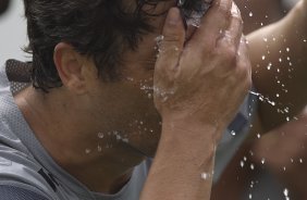Douglas durante o treino desta manh no CT Joaquim Grava, no Parque Ecolgico do Tiete. O prximo jogo da equipe ser quarta-feira, dia 29/02, contra a Catanduvense, no estdio do Pacaembu, pela 11 rodada do Campeonato Paulista 2012