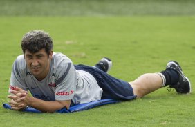 Douglas durante o treino desta manh no CT Joaquim Grava, no Parque Ecolgico do Tiete. O prximo jogo da equipe ser quarta-feira, dia 29/02, contra a Catanduvense, no estdio do Pacaembu, pela 11 rodada do Campeonato Paulista 2012