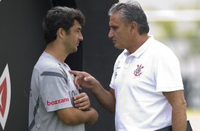 Douglas e Tite durante o treino desta manh no CT Joaquim Grava, no Parque Ecolgico do Tiete. O prximo jogo da equipe ser quarta-feira, dia 29/02, contra a Catanduvense, no estdio do Pacaembu, pela 11 rodada do Campeonato Paulista 2012