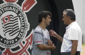 Douglas ouve as intrucoes de Tite durante o treino desta manh no CT Joaquim Grava, no Parque Ecolgico do Tiete. O prximo jogo da equipe ser quarta-feira, dia 29/02, contra a Catanduvense, no estdio do Pacaembu, pela 11 rodada do Campeonato Paulista 2012