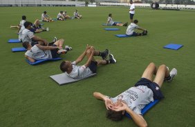 Jogadores fazendo alongamento com o preparador fsico Fabio Mahserdejian durante o treino desta manh no CT Joaquim Grava, no Parque Ecolgico do Tiete. O prximo jogo da equipe ser quarta-feira, dia 29/02, contra a Catanduvense, no estdio do Pacaembu, pela 11 rodada do Campeonato Paulista 2012