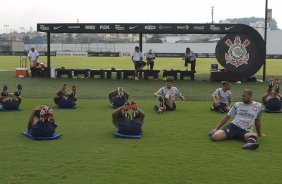 Jogadores fazendo alongamento durante o treino desta manh no CT Joaquim Grava, no Parque Ecolgico do Tiete. O prximo jogo da equipe ser quarta-feira, dia 29/02, contra a Catanduvense, no estdio do Pacaembu, pela 11 rodada do Campeonato Paulista 2012