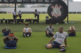Jogadores fazendo alongamento durante o treino desta manh no CT Joaquim Grava, no Parque Ecolgico do Tiete. O prximo jogo da equipe ser quarta-feira, dia 29/02, contra a Catanduvense, no estdio do Pacaembu, pela 11 rodada do Campeonato Paulista 2012