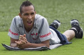 Liedson durante o treino desta manh no CT Joaquim Grava, no Parque Ecolgico do Tiete. O prximo jogo da equipe ser quarta-feira, dia 29/02, contra a Catanduvense, no estdio do Pacaembu, pela 11 rodada do Campeonato Paulista 2012