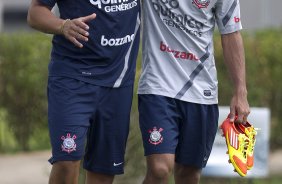 O fisioterapeuta Caio Mello vai para o campo treinar com Jorge Henrique durante o treino desta manh no CT Joaquim Grava, no Parque Ecolgico do Tiete. O prximo jogo da equipe ser quarta-feira, dia 29/02, contra a Catanduvense, no estdio do Pacaembu, pela 11 rodada do Campeonato Paulista 2012