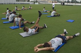 O preparador fsico Fabio Mahseredjian comanda alongamento durante o treino desta manh no CT Joaquim Grava, no Parque Ecolgico do Tiete. O prximo jogo da equipe ser quarta-feira, dia 29/02, contra a Catanduvense, no estdio do Pacaembu, pela 11 rodada do Campeonato Paulista 2012