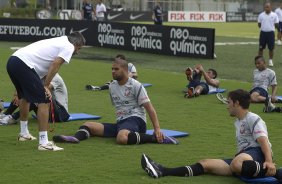 O preparador fsico Fabio Mahseredjian conversa com Adriano durante o treino desta manh no CT Joaquim Grava, no Parque Ecolgico do Tiete. O prximo jogo da equipe ser quarta-feira, dia 29/02, contra a Catanduvense, no estdio do Pacaembu, pela 11 rodada do Campeonato Paulista 2012