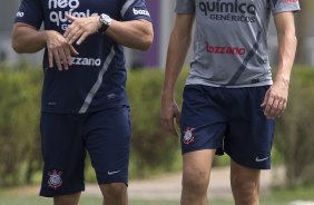Paulo Andr treino no campo aps cirurgia, ao lado do fisioterapeuta Bruno Mazziotti durante o treino desta manh no CT Joaquim Grava, no Parque Ecolgico do Tiete. O prximo jogo da equipe ser quarta-feira, dia 29/02, contra a Catanduvense, no estdio do Pacaembu, pela 11 rodada do Campeonato Paulista 2012