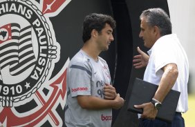 Tite e Douglas(e) durante o treino desta manh no CT Joaquim Grava, no Parque Ecolgico do Tiete. O prximo jogo da equipe ser quarta-feira, dia 29/02, contra a Catanduvense, no estdio do Pacaembu, pela 11 rodada do Campeonato Paulista 2012