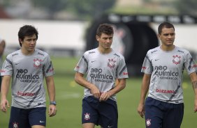 Willian, Alex e Fabio Santos durante o treino desta manh no CT Joaquim Grava, no Parque Ecolgico do Tiete. O prximo jogo da equipe ser quarta-feira, dia 29/02, contra a Catanduvense, no estdio do Pacaembu, pela 11 rodada do Campeonato Paulista 2012