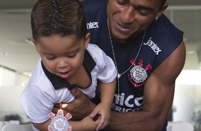 Jorge Henrique comemora o aniversario de Thiago, seu filho, antes do treino desta tarde no CT Joaquim Grava, no Parque Ecolgico do Tiete. O prximo jogo da equipe ser sbado, dia 10/03, contra o Guarani/SP, pela 13 rodada do Campeonato Paulista 2012