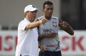 Cleber Xavier, auxiliar de Tite, e Edenilson durante treino desta tarde no CT Joaquim Grava, no Parque Ecolgico do Tiete. O prximo jogo da equipe ser amanh, sbado, dia 10/03, contra o Guarani/SP, pela 13 rodada do Campeonato Paulista 2012