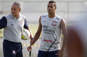 Tite e Elton durante treino desta tarde no CT Joaquim Grava, no Parque Ecolgico do Tiete. O prximo jogo da equipe ser amanh, sbado, dia 10/03, contra o Guarani/SP, pela 13 rodada do Campeonato Paulista 2012