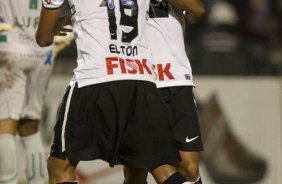 Elton comemora seu gol com Ramon gol do Corinthians durante a partida entre Corinthians x Guarani/SP, realizada esta tarde no estdio do Pacaembu, pela 13 rodada do Campeonato Paulista de 2012