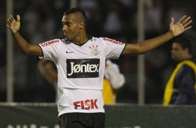 Elton comemora seu gol do Corinthians durante a partida entre Corinthians x Guarani/SP, realizada esta tarde no estdio do Pacaembu, pela 13 rodada do Campeonato Paulista de 2012