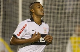 Elton comemora seu gol do Corinthians durante a partida entre Corinthians x Guarani/SP, realizada esta tarde no estdio do Pacaembu, pela 13 rodada do Campeonato Paulista de 2012