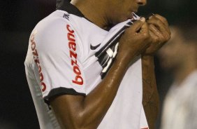 Elton comemora seu gol do Corinthians durante a partida entre Corinthians x Guarani/SP, realizada esta tarde no estdio do Pacaembu, pela 13 rodada do Campeonato Paulista de 2012