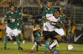 Elton faz o gol do Corinthians durante a partida entre Corinthians x Guarani/SP, realizada esta tarde no estdio do Pacaembu, pela 13 rodada do Campeonato Paulista de 2012