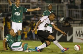Elton faz o gol do Corinthians durante a partida entre Corinthians x Guarani/SP, realizada esta tarde no estdio do Pacaembu, pela 13 rodada do Campeonato Paulista de 2012