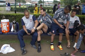 Caio Mello, fisioterapeuta, e Danilo durante o treino desta tarde no CT do Amrica, da Cidade do Mxico. O prximo jogo da equipe ser quarta-feira, dia 14/03, contra o Cruz Azul, do Mxico, pela 3 rodada da Copa Libertadores de Amrica 2012