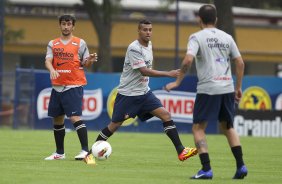 Douglas, Elton e Fabio Santos durante o treino desta tarde no CT do Amrica, da Cidade do Mxico. O prximo jogo da equipe ser quarta-feira, dia 14/03, contra o Cruz Azul, do Mxico, pela 3 rodada da Copa Libertadores de Amrica 2012