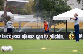 Liedson e Tite durante o treino desta tarde no CT do Amrica, da Cidade do Mxico. O prximo jogo da equipe ser quarta-feira, dia 14/03, contra o Cruz Azul, do Mxico, pela 3 rodada da Copa Libertadores de Amrica 2012