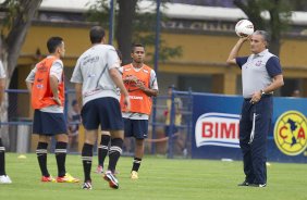 Tite com os jogadores durante o treino desta tarde no CT do Amrica, da Cidade do Mxico. O prximo jogo da equipe ser quarta-feira, dia 14/03, contra o Cruz Azul, do Mxico, pela 3 rodada da Copa Libertadores de Amrica 2012