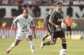 Douglas do Corinthians disputa a bola com o jogador Wellington do Comercial durante partida vlida pelo Campeonato Paulista realizado no estdio Palma Travassos. Ribeiro Preto/SP, Brasil