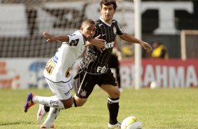 Douglas do Corinthians disputa a bola com o jogador Wellington do Comercial durante partida vlida pelo Campeonato Paulista realizado no estdio Palma Travassos. Ribeiro Preto/SP, Brasil
