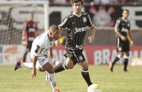 Douglas do Corinthians disputa a bola com o jogador Ricardo do Comercial durante partida válida pelo Campeonato Paulista realizado no estádio Palma Travassos. Ribeirão Preto/SP, Brasil