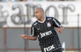 Emerson do Corinthians comemora aps marca gol contra a equipe do Comercial durante partida vlida pelo Campeonato Paulista realizado no estdio Palma Travassos. Ribeiro Preto/SP, Brasil
