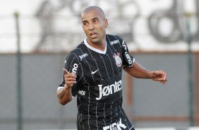 Emerson do Corinthians comemora aps marca gol contra a equipe do Comercial durante partida vlida pelo Campeonato Paulista realizado no estdio Palma Travassos. Ribeiro Preto/SP, Brasil